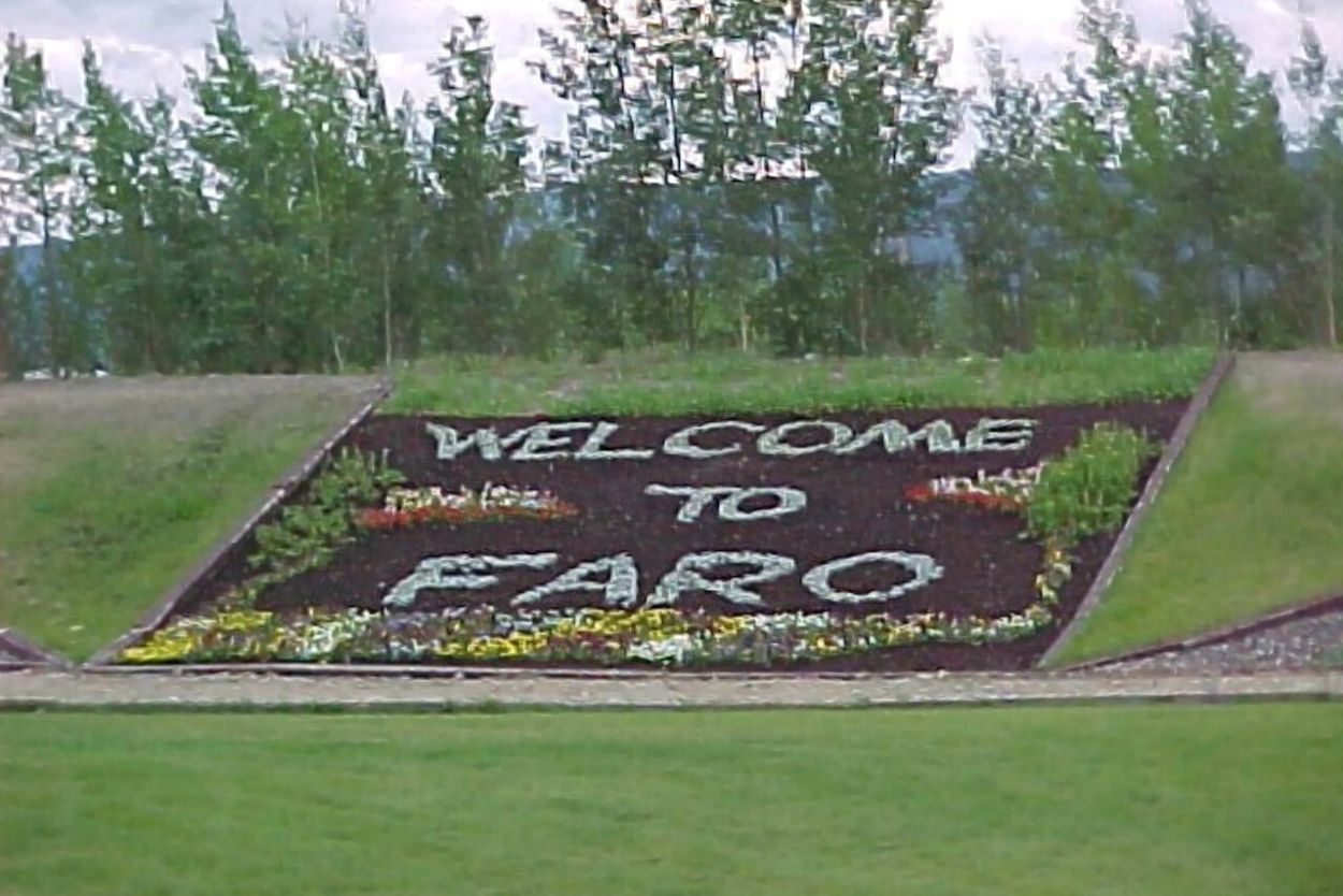 A floral "Welcome to Faro" greeting